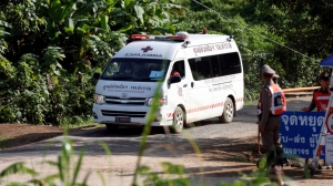Una ambulancia traslada a uno de los rescatados.