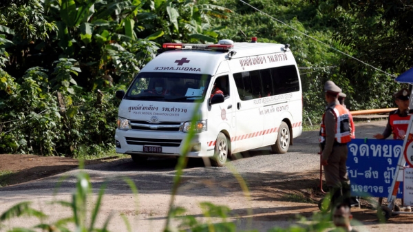 Una ambulancia traslada a uno de los rescatados.