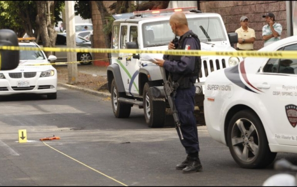 Elementos de la Policía de Guadalajara decomisaron en el lugar un arma de fuego, la cual se presume es la que portaba la víctima. 