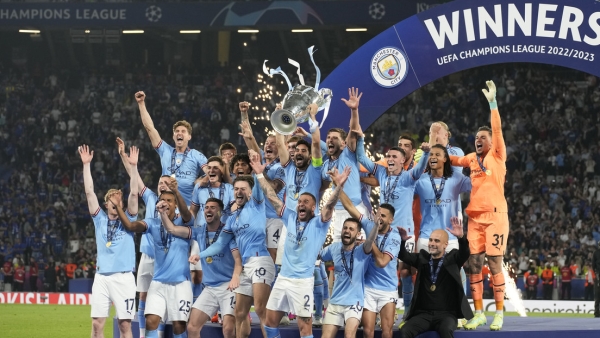 Jugadores del Manchester City y el entrenador Pep Guardiola celebran su victoria en la final de la Champions League contra el Inter de Milán, en el estadio de Ataturk, Estambul, Turquía, el 10 de junio de 2023.