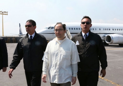 Momento en que el empresario mexicano de origen chino Zhenli Ye Gon arriba al Aeropuerto Internacional de la Ciudad de México bajo la custodia de agentes de la Procuraduría General de la República.