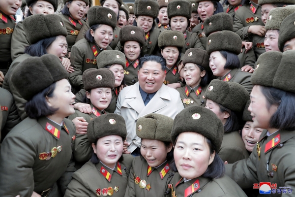 Kim Jong-un con mujeres soldados: mantiene un retorcido &#039;Escuadrón de placer&#039; de mujeres, la creación enferma de su abuelo.
