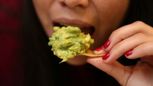 Restaurantes de comida mexicana usan &quot;falso guacamole&quot; ante la subida de precio del aguacate