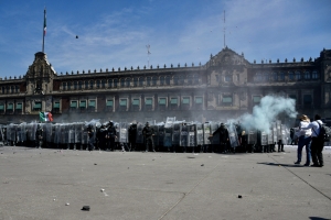 Agentes de policía custodian el Palacio Nacional durante una protesta en la Ciudad de México. 15 de noviembre de 2025.