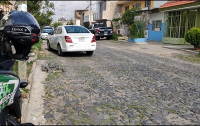 Los policías encuentran a su compañero y otro hombre dentro de una de las habitaciones; ambos se hallaban esposados y con golpes en todo el cuerpo