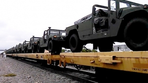 Video: Cientos de vehículos militares nuevos cruzan la frontera EE.UU.-México