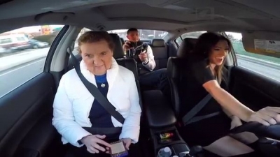 Le regaló a su novia ropa interior con un "vibrador" oculto y se lo conectó cuando debía conocer a la suegra