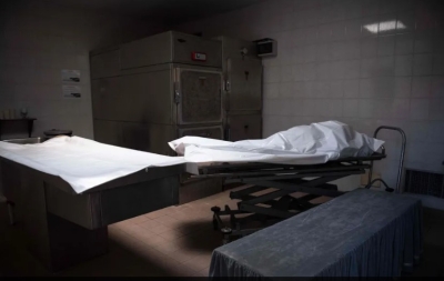 Demandan a trabajadores de una morgue de Houston por dejar caer un cuerpo por las escaleras