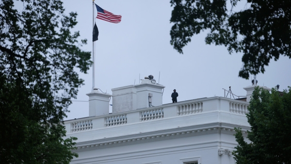 Agentes del Servicio Secreto de EE.UU. responden tras informes de disparos cerca de la Casa Blanca, 23 de mayo de 2026.