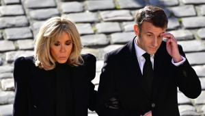 El presidente de Francia, Emmanuel Macron, junto a su esposa Brigitte Macron.