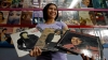 Una fan de Michael Jackson enseña su colección de vinilos