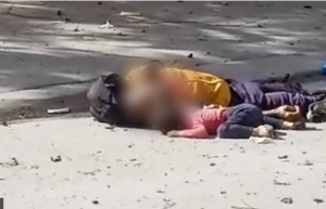 El vídeo emitido por Al Araby TV muestra a Mohamed y Layan tumbados uno al lado del otro en la calle.