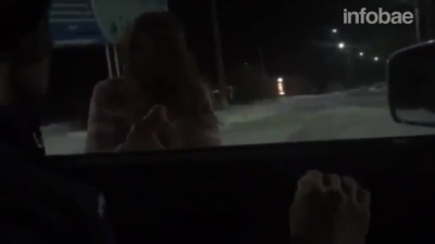 El momento en que la mujer se acerca a los jóvenes y confiesa su homicidio