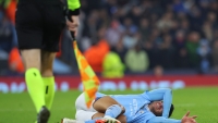 Matheus Nunes del Manchester City reacciona tras dislocarse un dedo en el partido contra el Copenhagen por lso octavos de final de la UEFA Champions League.