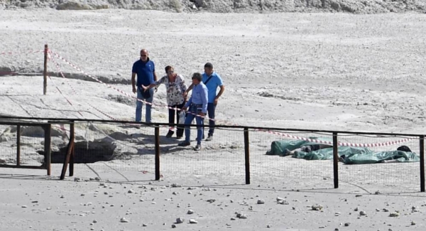 Bolsas cubren los cuerpos de las tres personas fallecidas en el cráter volcánico Solfatara en Pozzuoli.