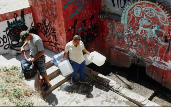 Por décadas, vecinos de la zona de Atemajac han llenado sus bidones y garrafones con el agua que emerge de un nacimiento. Algunos incluso la usan para beber.