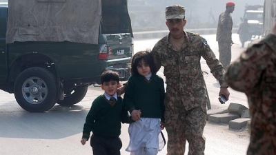 Miembros del Ejército rescatan a los niños del interior de la escuela