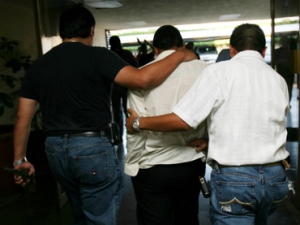 Consignan a sujeto por narcotizar y robar a 25 en el aeropuerto