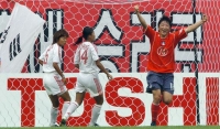 La jugada surcoreana Park Eun-Sun celebra un gol durante un partido contra China, en 2005