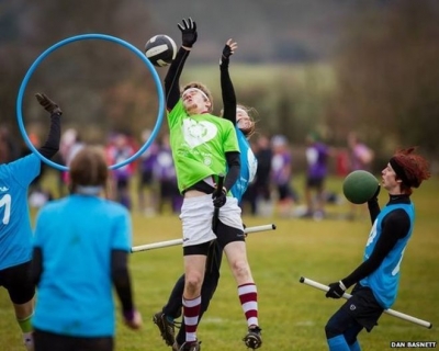 El quidditch exige de una gran condición física al tratarse de un deporte en constante movimiento.