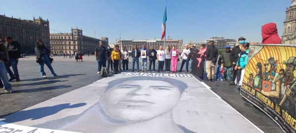 El rostro de Oscar Antonio López Enamorado frente al Palacio Nacional de México.