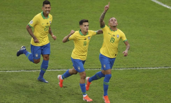 Everton celebra su gol junto a Coutinho. 