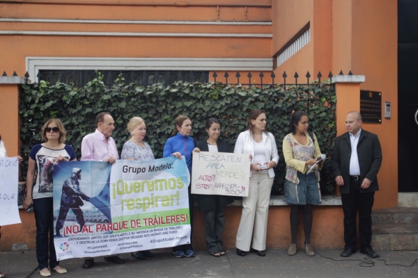 Habitantes de diversas colonias protestan en la embajada de Bélgica por acciones de deforestación de la cervecera Grupo Modelo