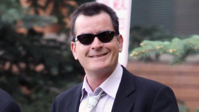 Charlie Sheen pide USD 10 millones por sus confesiones
