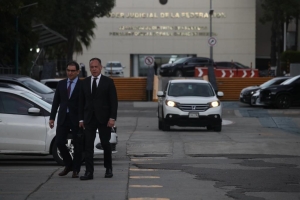El abogado de Emilio Lozoya, Miguel Ontiveros, a su salida del Reclusorio Norte. Foto: María Luisa Severiano