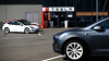 Un coche Tesla bloquea las puertas a su dueño hasta que pague más de 20.000 dólares por una nueva batería