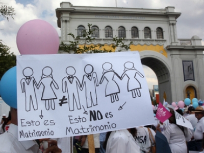 Asistentes portaban pancartas alusivas a sus peticiones