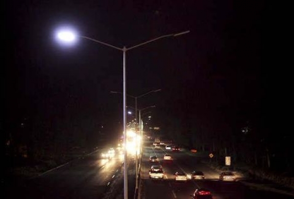 En el tramo de Periférico Norte algunas luces LED, instaladas en años anteriores, ya no funcionan.  (Carlos Zepeda)