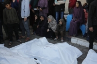Familiares de palestinos muertos, lloran en el Hospital de los Mártires de Al-Aqsa en la ciudad de Deir al Balah, 6 de diciembre de 2023.
