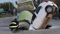 Impactante: una calle se traga un camión y un coche en Argentina (fotos, vídeo)