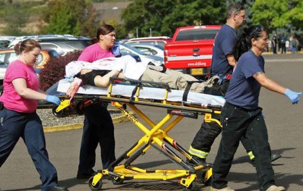 Suman 13 muertos por tiroteo en colegio universitario de Oregon