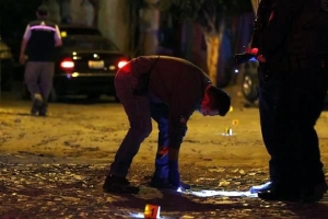 Autoridades revisan los indicios luego del ataque cometido la noche del domingo.