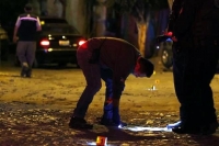 Autoridades revisan los indicios luego del ataque cometido la noche del domingo.