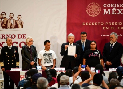 López Obrador presenta el decreto para la comisión de la verdad.