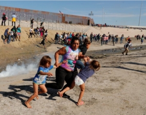 Migrantes rompen cerco policial mexicano para llegar a EEUU