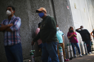 Personas hacen fila para llenar los tanques de oxígeno de familiares enfermos de Covid, Ciudad de México, 21 de diciembre de 2020