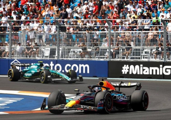 Verstappen, con Alonso detrás en el GP de Miami