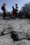 Un grupo de personas que buscan a sus desaparecidos inspeccionan el ejido de Patrocinio, donde se han encontrado 4.600 fragmentos óseos.
