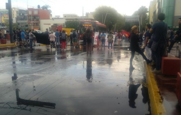 Se registra enfrentamiento en protesta contra el transporte urbano en Guadalajara