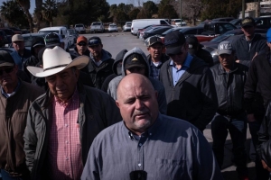 Julián LeBarón, junto a un grupo de menonitas.
