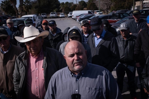 Julián LeBarón, junto a un grupo de menonitas.