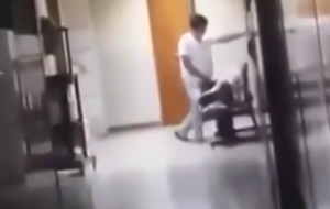 Un médico frota sus genitales en la cara de una mujer