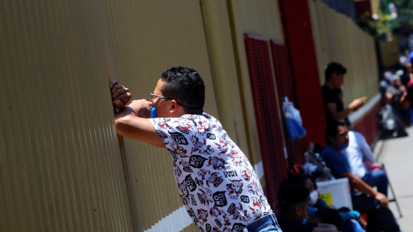 Un hombre con mascarilla en el Hospital General de Ciudad de México, 27 de abril de 2020.
