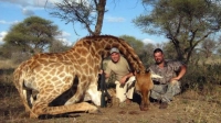 Hristo Stoichkov posa junto a una jirafa. El futbolista-cazador se defendió por las críticas y la indignación que provocaron sus fotos con animales salvajes muertos