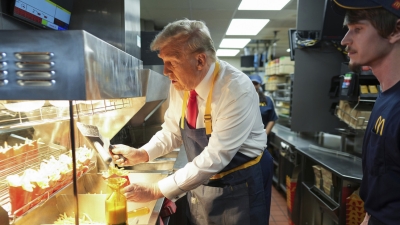 Donald Trump sirve patatas fritas durante una visita a McDonald&#039;s en Feasterville-Trevose, Pensilvania, EE.UU., el 20 de octubre de 2024.