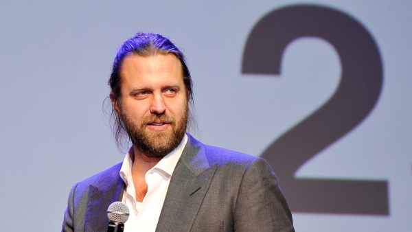 Un reconocido director de cine defrauda a Netflix y gasta su dinero en autos de lujo y criptomonedas